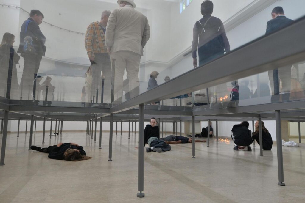 Vista de la instalación de Anne Imhof, fuente daily.nhely