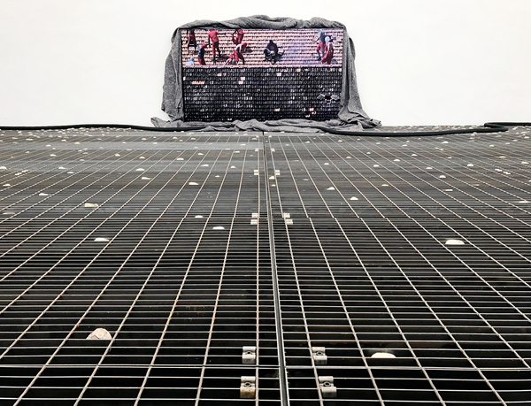 Vista de la instalación de Cinthia Marcelle Chão De Caça
