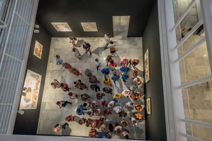 Vista de la exposición durante una visita guiada