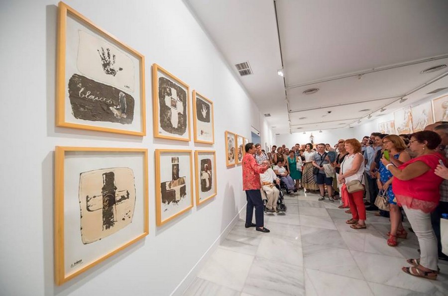 Vista de la exposición durante una visita guiada