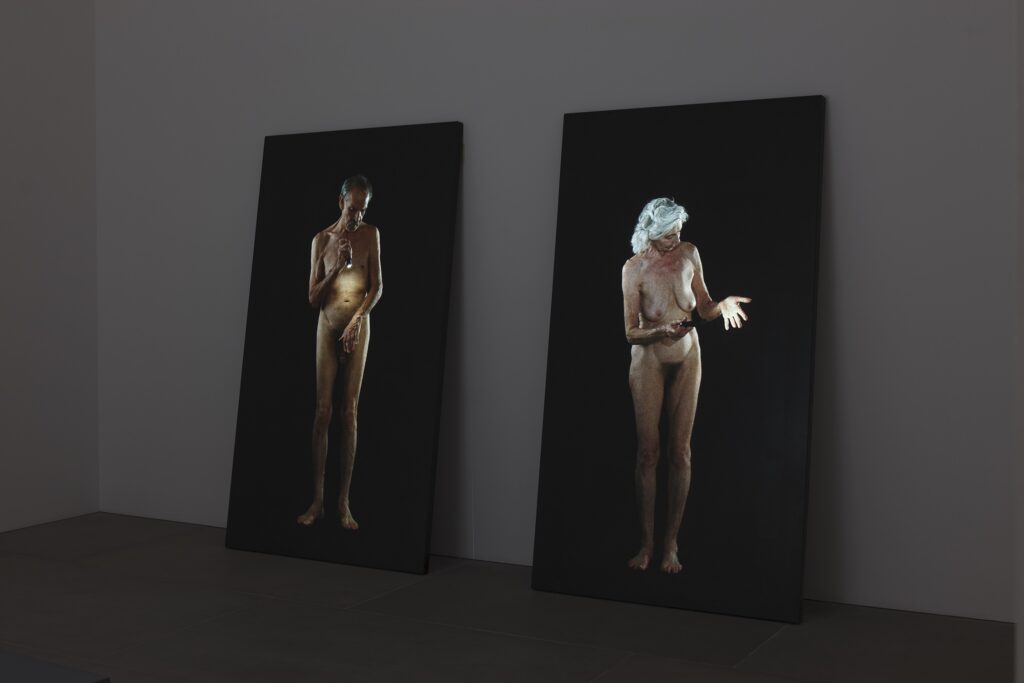 Hombre en busca de la inmortalidad Mujer en busca de la eternidad (Man Searching for Immortality Woman Searching for Eternity), 2013 Foto Kira Perov