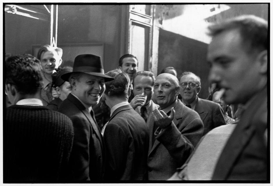 Henri Michaux expone sus obras en la Drouin gallery, 1954, por Henri Cartier-Bresson