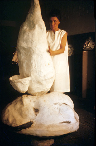 Louise Bourgeois en su taller en Nueva York, 1964
