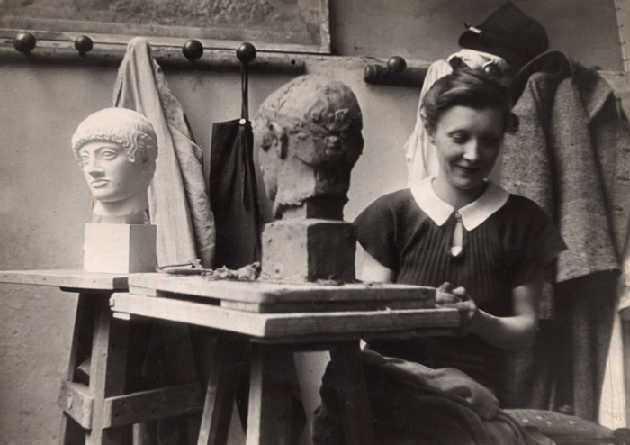 Louise Bourgeois fotografiada por Brassaï en la Académie de la Grande-Chaumière en Paris