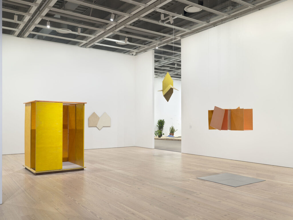 Vista de la exposición de Hélio Oiticica en el Whitney Museum of American Art
