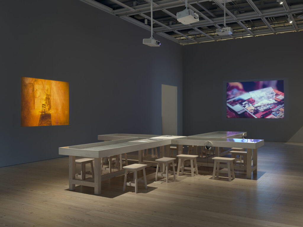 Vista de la exposición de Hélio Oiticica en el Whitney Museum of American Art