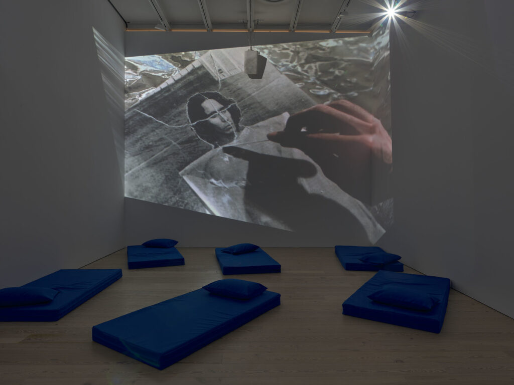 Vista de la exposición de Hélio Oiticica en el Whitney Museum of American Art