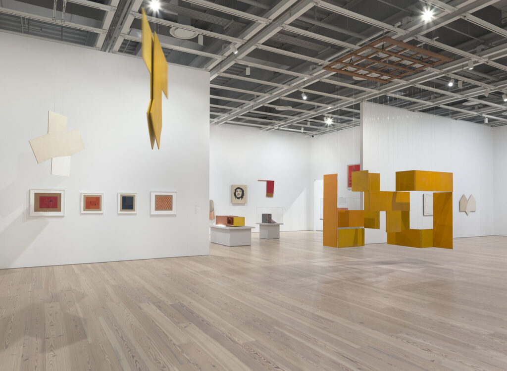 Vista de la exposición de Hélio Oiticica en el Whitney Museum of American Art